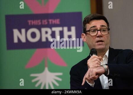 Manchester, 30.. November 2022, Andy Burnham (Bürgermeister von Manchester), an This is the North 2022 Mittwoch, den 30.. November, versammelten sich die „Großen und die Guten“ im Friends Meeting House zur dritten Jahrestagung des Peoples Powerhouse. Zu den Teilnehmern zählten Nazir Afzal (Kanzler der Universität Manchester) und Bev Craig (Leiter des Manchester Council). Ziel der Organisation ist es, „die Nordländer zusammenzubringen, damit sie entscheiden können, wie die Zukunft des Nordens aussehen soll“. Die Veranstaltung dauerte den ganzen Tag. Andy Burnham erklärte: „Wir werden 2023 zum Kampf zurück machen.“ Stockfoto