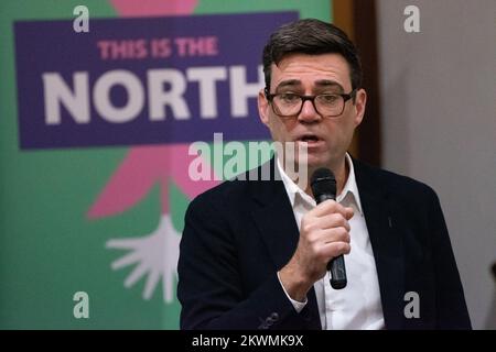 Manchester, 30.. November 2022, Andy Burnham (Bürgermeister von Manchester), an This is the North 2022 Mittwoch, den 30.. November, versammelten sich die „Großen und die Guten“ im Friends Meeting House zur dritten Jahrestagung des Peoples Powerhouse. Zu den Teilnehmern zählten Nazir Afzal (Kanzler der Universität Manchester) und Bev Craig (Leiter des Manchester Council). Ziel der Organisation ist es, „die Nordländer zusammenzubringen, damit sie entscheiden können, wie die Zukunft des Nordens aussehen soll“. Die Veranstaltung dauerte den ganzen Tag. Andy Burnham erklärte: „Wir werden 2023 zum Kampf zurück machen.“ Stockfoto