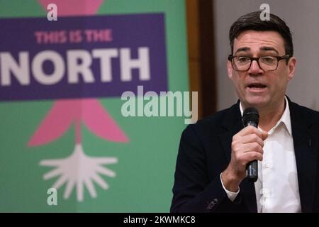 Manchester, 30.. November 2022, Andy Burnham (Bürgermeister von Manchester), an This is the North 2022 Mittwoch, den 30.. November, versammelten sich die „Großen und die Guten“ im Friends Meeting House zur dritten Jahrestagung des Peoples Powerhouse. Zu den Teilnehmern zählten Nazir Afzal (Kanzler der Universität Manchester) und Bev Craig (Leiter des Manchester Council). Ziel der Organisation ist es, „die Nordländer zusammenzubringen, damit sie entscheiden können, wie die Zukunft des Nordens aussehen soll“. Die Veranstaltung dauerte den ganzen Tag. Andy Burnham erklärte: „Wir werden 2023 zum Kampf zurück machen.“ Stockfoto