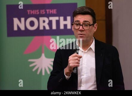 Manchester, 30.. November 2022, Andy Burnham (Bürgermeister von Manchester), an This is the North 2022 Mittwoch, den 30.. November, versammelten sich die „Großen und die Guten“ im Friends Meeting House zur dritten Jahrestagung des Peoples Powerhouse. Zu den Teilnehmern zählten Nazir Afzal (Kanzler der Universität Manchester) und Bev Craig (Leiter des Manchester Council). Ziel der Organisation ist es, „die Nordländer zusammenzubringen, damit sie entscheiden können, wie die Zukunft des Nordens aussehen soll“. Die Veranstaltung dauerte den ganzen Tag. Andy Burnham erklärte: „Wir werden 2023 zum Kampf zurück machen.“ Stockfoto