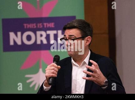 Manchester, 30.. November 2022, Andy Burnham (Bürgermeister von Manchester), an This is the North 2022 Mittwoch, den 30.. November, versammelten sich die „Großen und die Guten“ im Friends Meeting House zur dritten Jahrestagung des Peoples Powerhouse. Zu den Teilnehmern zählten Nazir Afzal (Kanzler der Universität Manchester) und Bev Craig (Leiter des Manchester Council). Ziel der Organisation ist es, „die Nordländer zusammenzubringen, damit sie entscheiden können, wie die Zukunft des Nordens aussehen soll“. Die Veranstaltung dauerte den ganzen Tag. Andy Burnham erklärte: „Wir werden 2023 zum Kampf zurück machen.“ Stockfoto