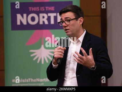 Manchester, 30.. November 2022, Andy Burnham (Bürgermeister von Manchester), an This is the North 2022 Mittwoch, den 30.. November, versammelten sich die „Großen und die Guten“ im Friends Meeting House zur dritten Jahrestagung des Peoples Powerhouse. Zu den Teilnehmern zählten Nazir Afzal (Kanzler der Universität Manchester) und Bev Craig (Leiter des Manchester Council). Ziel der Organisation ist es, „die Nordländer zusammenzubringen, damit sie entscheiden können, wie die Zukunft des Nordens aussehen soll“. Die Veranstaltung dauerte den ganzen Tag. Andy Burnham erklärte: „Wir werden 2023 zum Kampf zurück machen.“ Stockfoto