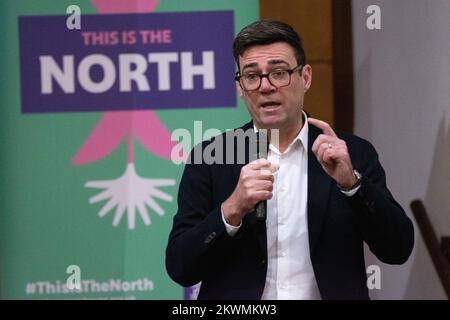 Manchester, 30.. November 2022, Andy Burnham (Bürgermeister von Manchester), an This is the North 2022 Mittwoch, den 30.. November, versammelten sich die „Großen und die Guten“ im Friends Meeting House zur dritten Jahrestagung des Peoples Powerhouse. Zu den Teilnehmern zählten Nazir Afzal (Kanzler der Universität Manchester) und Bev Craig (Leiter des Manchester Council). Ziel der Organisation ist es, „die Nordländer zusammenzubringen, damit sie entscheiden können, wie die Zukunft des Nordens aussehen soll“. Die Veranstaltung dauerte den ganzen Tag. Andy Burnham erklärte: „Wir werden 2023 zum Kampf zurück machen.“ Stockfoto