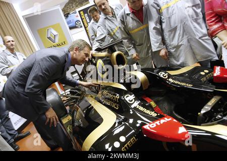 10.09.2012., Novo Mesto, Slowenien - französischer Formel-1-Fahrer Romain Grosjean besuchen sie die slowenische Autofabrik Revoz. Foto: Sasa Despot/Zurnal24/PIXSELL Stockfoto