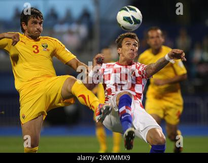 07.09.2012., Maksimir-Stadion, Zagreb, Kroatien - FIFA-Weltmeisterschaft Brasilien 2014, Qualifikatoren, Gruppe A, Runde 1, Kroatien - Mazedonien. Mario Mandzukic, Goran Popov. Foto: Marko Prpic/PIXSELL Stockfoto