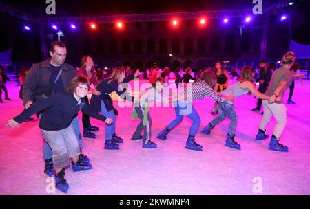 Hockeyfans und Einwohner der Stadt Pula Schlittschuhlaufen auf Hockey, die nach dem Ende des zweiten Tages von Arena Ice Fever MMXII im römischen Amphitheater am 15. Eingereicht wurden. september 2012. Die Organisatoren stellen sicher, dass 500 Schlittschuhe jeder, der Schlittschuh will Foto: Zeljko Lukunic/PIXSELL Stockfoto