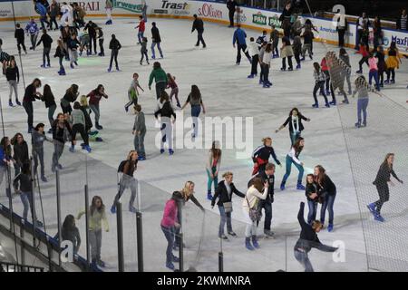 Hockeyfans und Einwohner der Stadt Pula ce skaten auf Hockey, die nach dem Ende des zweiten Tages von Arena Ice Fever MMXII im römischen Amphitheater am 15. Eingereicht wurden. september 2012. Die Organisatoren stellen sicher, dass 500 Schlittschuhe für alle, die Schlittschuhlaufen wollen Foto: Dusko Marusic/PIXSELL Stockfoto