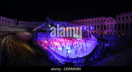 Hockeyfans und Einwohner der Stadt Pula ce skaten auf Hockey, die nach dem Ende des zweiten Tages von Arena Ice Fever MMXII im römischen Amphitheater am 15. Eingereicht wurden. september 2012. Die Organisatoren stellen sicher, dass 500 Schlittschuhe für alle, die Schlittschuhlaufen wollen Foto: Dusko Marusic/PIXSELL Stockfoto