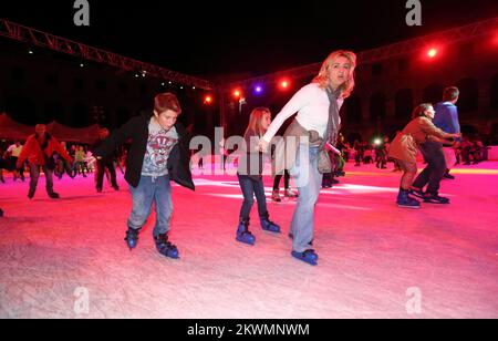 Hockeyfans und Einwohner der Stadt Pula Schlittschuhlaufen auf Hockey, die nach dem Ende des zweiten Tages von Arena Ice Fever MMXII im römischen Amphitheater am 15. Eingereicht wurden. september 2012. Die Organisatoren stellen sicher, dass 500 Schlittschuhe jeder, der Schlittschuh will Foto: Zeljko Lukunic/PIXSELL Stockfoto