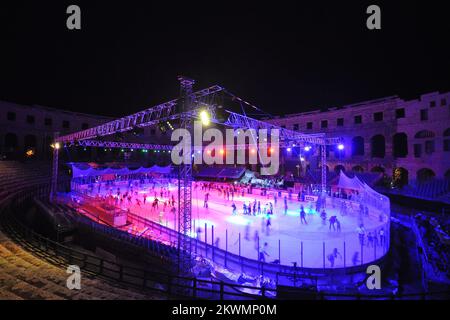 Hockeyfans und Einwohner der Stadt Pula ce skaten auf Hockey, die nach dem Ende des zweiten Tages von Arena Ice Fever MMXII im römischen Amphitheater am 15. Eingereicht wurden. september 2012. Die Organisatoren stellen sicher, dass 500 Schlittschuhe für alle, die Schlittschuhlaufen wollen Foto: Dusko Marusic/PIXSELL Stockfoto