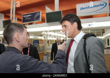 15.10.2012.Kroatien Osijek - Wales Fußballnationalmannschaft kam am Flughafen Klisa an, als sie sich für die FIFA-Weltmeisterschaft 2014 gegen Kroatien qualifiziert hatte. Wales Manager Chris Coleman Photo: Marko Mrkonjic/PIXSELL Stockfoto