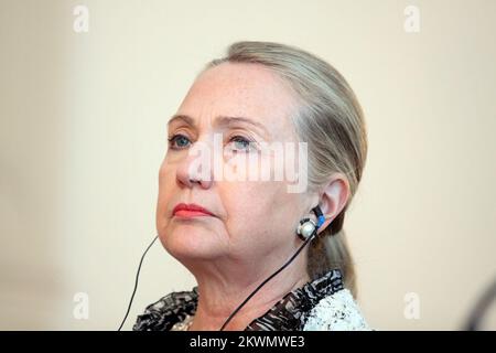 30.10.2012., Sarajevo, Bosnien und Herzegowina - USA Staatssekretärin Hillary Clinton und hohe Vertreterin der EU für Außen- und Sicherheitspolitik Catherine Ashton haben Sarajevo auf ihrer Reise durch die westlichen Balkanländer besucht. Während des Besuchs trafen sie mit Vertretern der internationalen Gemeinschaft zusammen, indem sie sie bei der künftigen Arbeit unterstützten, und trafen mit dem dreiseitigen Vorsitz von Bosnien und Herzegowina zusammen. Mitglied des Ratsvorsitzes, Zeljko Komsic, begrüßte sie. Foto: HaloPix/PIXSELL Stockfoto