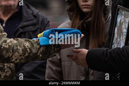 Lemberg, Ukraine, Ukraine. 29.. November 2022. Maksym-Mykhailo Vrubel wurde am 29. November 2022 auf dem Friedhof Lychakiv nach einer Gottesdienst in der Garrison Kirche der Heiligen Apostel Peter und Paul in Lemberg, Ukraine, begraben. (Kreditbild: © Svet Jacqueline/ZUMA Press Wire) Stockfoto