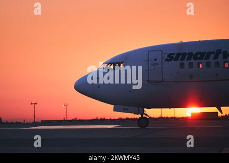 Prag, Tschechische Republik - 04. August 2022: Smartwing Boeing 737 während des Rollens zum Start vom Flughafen Vaclav Havel Prag. Stockfoto