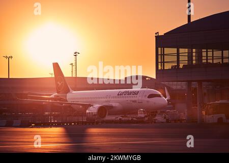 Prag, Tschechische Republik - 04. August 2022: Lufthansa Airbus A32O neo am Flughafen Vaclav Havel Prag in der Tschechischen Republik Stockfoto