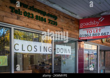 Das Schild „Closing Down“ in einem Schaufenster und ein „To let“-Schild, England, Großbritannien Stockfoto