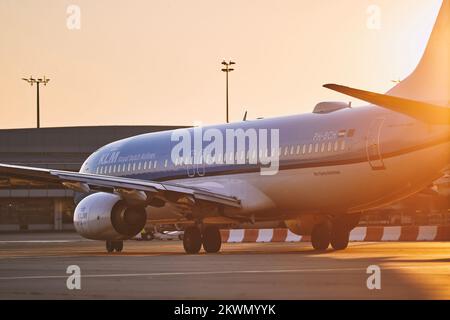 Prag, Tschechische Republik - 04. August 2022: KLM Royal Dutch Airlines Boeing 737-800 während des Rollens zum Start vom Flughafen Vaclav Havel Prag Stockfoto