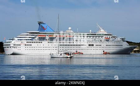 Das britische Kreuzfahrtschiff Thomson Majesty ist vor der Stadt Sibenik in Kroatien vor Anker. Foto: Hrvoje Jelavic/PIXSELL Stockfoto