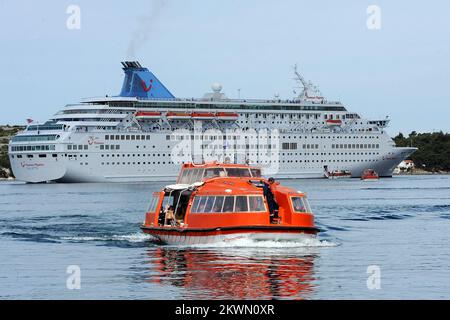 Das britische Kreuzfahrtschiff Thomson Majesty ist vor der Stadt Sibenik in Kroatien vor Anker. Foto: Hrvoje Jelavic/PIXSELL Stockfoto