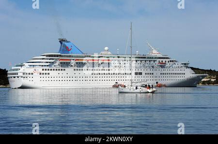 Das britische Kreuzfahrtschiff Thomson Majesty ist vor der Stadt Sibenik in Kroatien vor Anker. Foto: Hrvoje Jelavic/PIXSELL Stockfoto