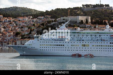 Das britische Kreuzfahrtschiff Thomson Majesty ist vor der Stadt Sibenik in Kroatien vor Anker. Foto: Hrvoje Jelavic/PIXSELL Stockfoto