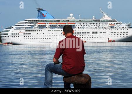 Das britische Kreuzfahrtschiff Thomson Majesty ist vor der Stadt Sibenik in Kroatien vor Anker. Foto: Hrvoje Jelavic/PIXSELL Stockfoto