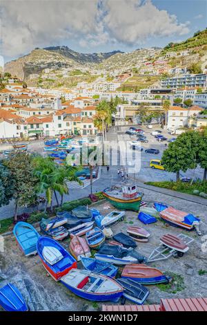 Camara de Lobos, Insel Madeira, Portugal - farbenfrohe Fischerboote im Hafen des hübschen Fischerdorfes Stockfoto