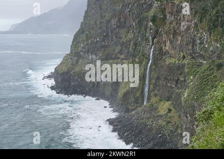 Der Bride's Veil (Véu da Noiva) Wasserfall, Seixal, Madeira, von einem Aussichtspunkt zwischen Seixal und São Vicente an der Nordküste der Insel aus gesehen Stockfoto