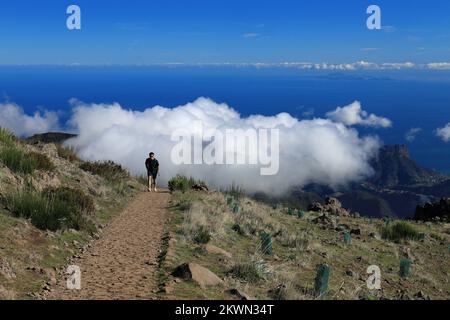 Ein Mann, der über der Wolkeninversion bei Pico do Arieiro, Madeira, spaziert Stockfoto