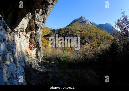 Kroatien als 28.. EU-Mitgliedstaat: Nationalpark Paklenica Nationalpark Paklenica erstreckt sich auf das Velebit-Gebirge und umfasst wunderschöne Schluchten, die in den Berg gehauen sind, und überwacht den Fluss von Velika und Mala Paklenica. Das relativ kleine Gebiet hat eine Fülle geomorphologischer Phänomene und Formen, vielfältige Flora und Fauna, attraktive Landschaften und intakte Natur. Zahlreiche archäologische Funde zeigen eine reiche Geschichte in diesem Nationalpark. Foto: Filip Brala/PIXSELL Stockfoto