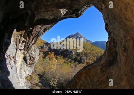 Kroatien als 28.. EU-Mitgliedstaat: Nationalpark Paklenica Nationalpark Paklenica erstreckt sich auf das Velebit-Gebirge und umfasst wunderschöne Schluchten, die in den Berg gehauen sind, und überwacht den Fluss von Velika und Mala Paklenica. Das relativ kleine Gebiet hat eine Fülle geomorphologischer Phänomene und Formen, vielfältige Flora und Fauna, attraktive Landschaften und intakte Natur. Zahlreiche archäologische Funde zeigen eine reiche Geschichte in diesem Nationalpark. Foto: Filip Brala/PIXSELL Stockfoto