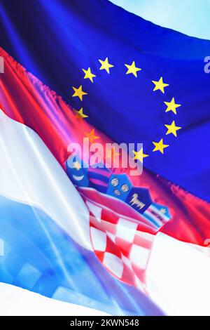 25.06.2013., Zagreb, Kroatien - am 1. Juli 2013 wird Kroatien der 28.. Mitgliedstaat der Europäischen Union. Darstellung der Flaggen Kroatiens und der EU. Foto: Danijel Berkovic/PIXSELL Stockfoto