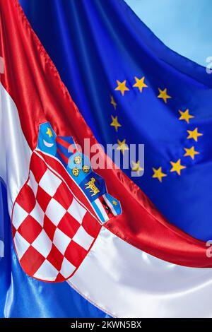 25.06.2013., Zagreb, Kroatien - am 1. Juli 2013 wird Kroatien der 28.. Mitgliedstaat der Europäischen Union. Darstellung der Flaggen Kroatiens und der EU. Foto: Danijel Berkovic/PIXSELL Stockfoto
