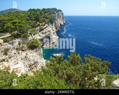 Kroatien als 28.. EU-Mitgliedstaat - Naturpark Telascica Naturpark Telascica weist drei grundlegende Phänomene auf: Die Bucht Telascica als größter und sicherster natürlicher Adriahafen, die Klippen, der sogenannte „Rock“ Dugi Otok, der bis zu 200 m über dem Meeresspiegel steigt und bis zu einer Tiefe von 90 m absteigt, und der See mir, medizinische Eigenschaften. Telascica liegt im Südosten der Insel, umgeben von 13 Inseln und Inseln, und sechs Inseln in der Bucht wurden 1988. Jahr zum Naturpark erklärt. Das Gebiet wurde noch 1980 geschützt. Dank seiner außergewöhnlich wertvollen Pflanze und Anis Stockfoto