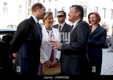 Am zweiten Tag seines Besuchs in Slowenien, Earl und Gräfin von Wessex, Großbritanniens Prinz Edward (links) und seine Frau Sophie. Der Bürgermeister von Ljubljana, Zoran Jankovic (zweite Rechte), erhielt einen offiziellen Besuch beim britischen Prinzen Edward und seiner Frau Sophie. Stockfoto