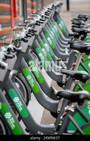 E-Bikes im Rahmen des Mietprogramms für West Midlands in Birmingham, England. Stockfoto