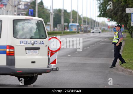Die Polizei blockiert das Zentrum von Zagreb anlässlich des Beitritts Kroatiens zum 28.. Mitgliedstaat der Europäischen Union. Stockfoto