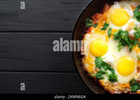 Jüdisches Rührei in einer Bratpfanne. Traditionelle Shakshuka-Eier. Kopierbereich, Draufsicht Stockfoto