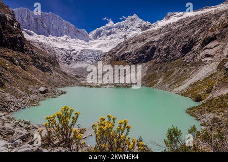 Llaca-See in Cordillera Blanca mit schneebedeckten Anden, Ancash, Peru Stockfoto