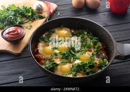 Frühstückshasch mit Süßkartoffeln, Zucchini und Spiegelei, Draufsicht. Stockfoto