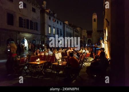 17.07.2013., Stradun, Dubrovnik, Kroatien - die Hauptstraße der Altstadt von Dubrovnik hatte letzte Nacht ein unheimliches Leuchten, als die Straßenlichter ausgingen. Aufgrund eines schwerwiegenden Versagens in einem der Umspannwerke in der Altstadt ging die öffentliche Straßenbeleuchtung aus, sodass die voll gefüllte Dubrovnik-Straße fast dunkel war. Der Stromausfall verließ die Hälfte der Hauptstraße, Stradun, durch die historische Altstadt in der Dunkelheit, und Touristen sahen beunruhigt aus, als sie im Dunkeln umherliefen. Foto: Grgo Jelavic/PIXSELL Stockfoto