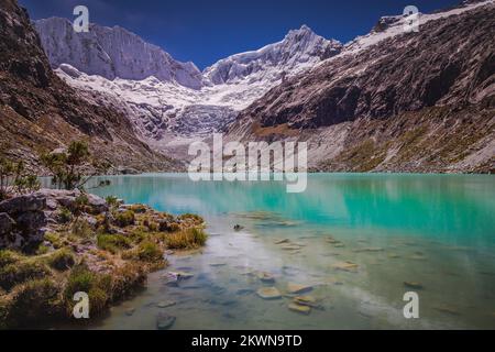 Llaca-See in Cordillera Blanca mit schneebedeckten Anden, Ancash, Peru Stockfoto