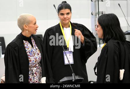 Haren, Brüssel. 30. November 2022 Rechtsanwältin Gisele Stuyck (C), die die Angeklagte Osama Krayem und Rechtsanwältin Delphine Paci (R) verteidigt und Salah Abdeslam verteidigt, wie in der Zusammensetzung der Jury für den Prozess der Anschläge vom 22. März 2016 vor dem Gericht Brüssel-Hauptstadt dargestellt, Mittwoch, 30. November 2022, Standort Justitia in Haren, Brüssel. Am 22 2016. März wurden 32 Menschen bei Selbstmordanschlägen auf dem nationalen Flughafen Zaventem und der Metrostation Maalbeek/Maelbeek, die von ISIL beansprucht wurden, getötet und 324 verletzt. BELGA-FOTOPOOL DIDIER LEBRUN Stockfoto