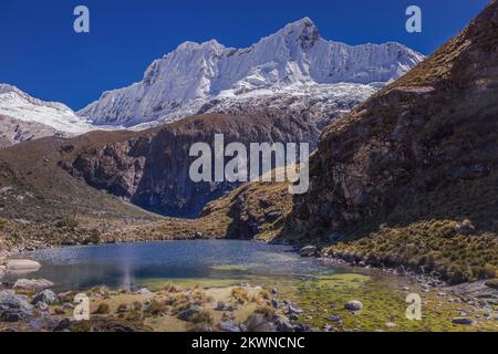 Abgeschiedener See in Cordillera Blanca, schneebedeckte Anden, Ancash, Peru Stockfoto