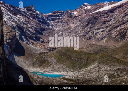 Abgeschiedener See in Cordillera Blanca, schneebedeckte Anden, Ancash, Peru Stockfoto