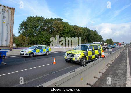 Verkehrspolizist und Polizei von Highways England bei einem Zwischenfall auf der Autobahn M1, England. Stockfoto