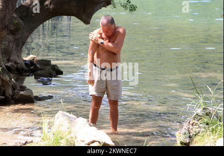 12.08.2013., Roski Slap, Kroatien - Roski Slap ist ein sechster Wasserfall auf dem Fluss Krka, der weniger erkundet wird und weniger Besucher hat. Es bietet jedoch einen echten Kontakt zur Natur und ihren Schönheiten. Es wurde nach dem Rog Hill-Fort (Rog = Horn) benannt, dessen Ruinen heute kaum sichtbar sind. Der Canyon in diesem Abschnitt wird zu einem Trichter. Der Anfang der Travertinbarrieren besteht aus einer Reihe kleiner Kaskaden, während der mittlere Teil aus zahlreichen Nebengewässern und Inseln besteht. Die Länge der Barriere beträgt fast 650 Meter, die größte ist etwa 450 Meter breit, mit einer Gesamtbreite Stockfoto