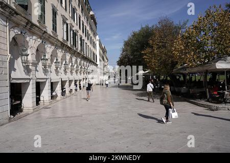 Korfu Island Griechenland, Liston Square Old Town Mit Leuten, Die Auf Der Straße Laufen Stockfoto