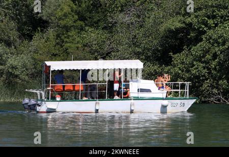 12.08.2013., Roski Slap, Kroatien - Roski Slap ist ein sechster Wasserfall auf dem Fluss Krka, der weniger erkundet wird und weniger Besucher hat. Es bietet jedoch einen echten Kontakt zur Natur und ihren Schönheiten. Es wurde nach dem Rog Hill-Fort (Rog = Horn) benannt, dessen Ruinen heute kaum sichtbar sind. Der Canyon in diesem Abschnitt wird zu einem Trichter. Der Anfang der Travertinbarrieren besteht aus einer Reihe kleiner Kaskaden, während der mittlere Teil aus zahlreichen Nebengewässern und Inseln besteht. Die Länge der Barriere beträgt fast 650 Meter, die größte ist etwa 450 Meter breit, mit einer Gesamtbreite Stockfoto