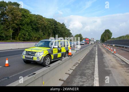 Straßenverkehrsoffizier auf der Autobahn M1, England, bei einem Zwischenfall bei Bauarbeiten. Stockfoto